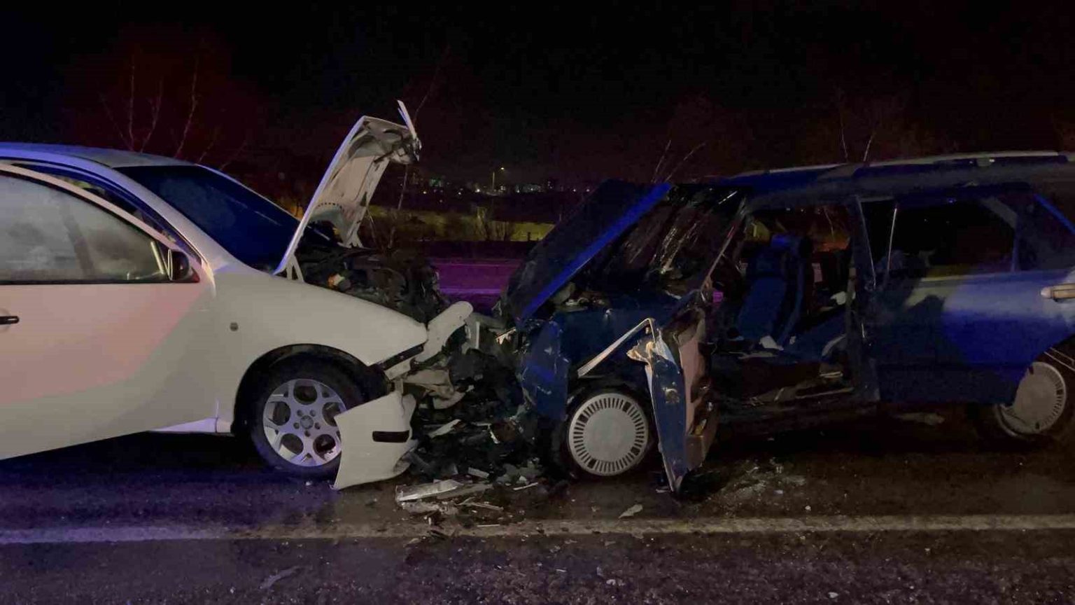 eskisehir-afyonkarahisar-karayolunda-iki-arac-kafa-kafaya-carpist-3u-cocuk-9-yarali