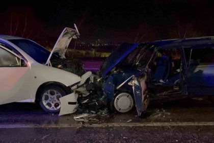 eskisehir-afyonkarahisar-karayolunda-iki-arac-kafa-kafaya-carpist-3u-cocuk-9-yarali