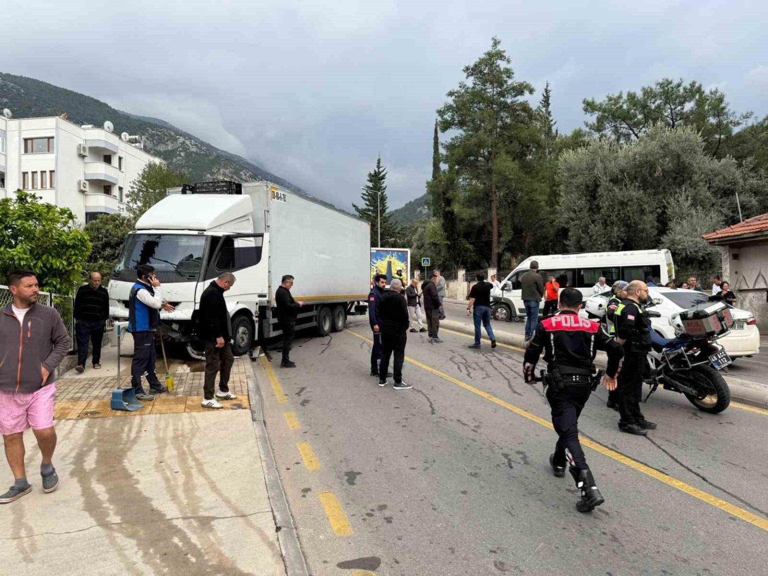 fethiyede-freni-patlayan-kamyon-ogrenci-servisine-carpti