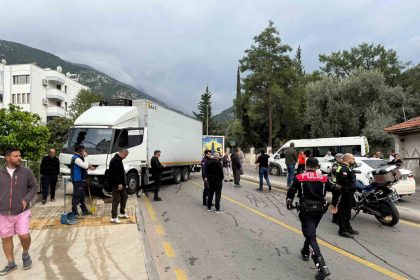 fethiyede-freni-patlayan-kamyon-ogrenci-servisine-carpti