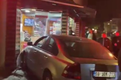 fren-yerine-gaza-basinca-otomobil-dukkana-girdi