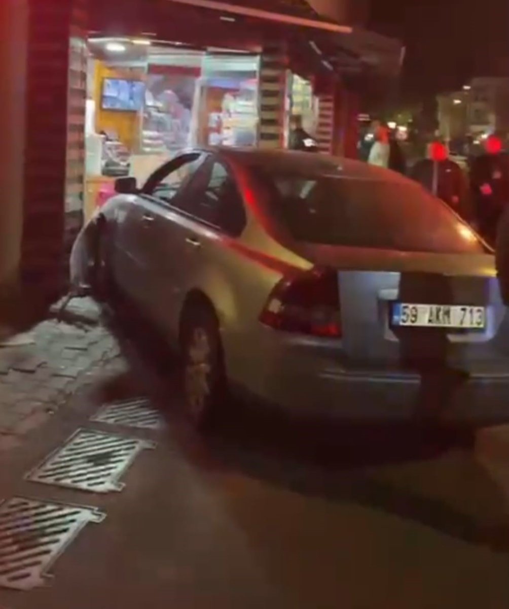 fren-yerine-gaza-basinca-otomobil-dukkana-girdi