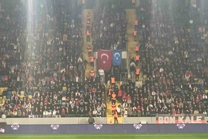 genclerbirligi-taraftarlari-tribune-dogu-turkistan-bayragi-asti