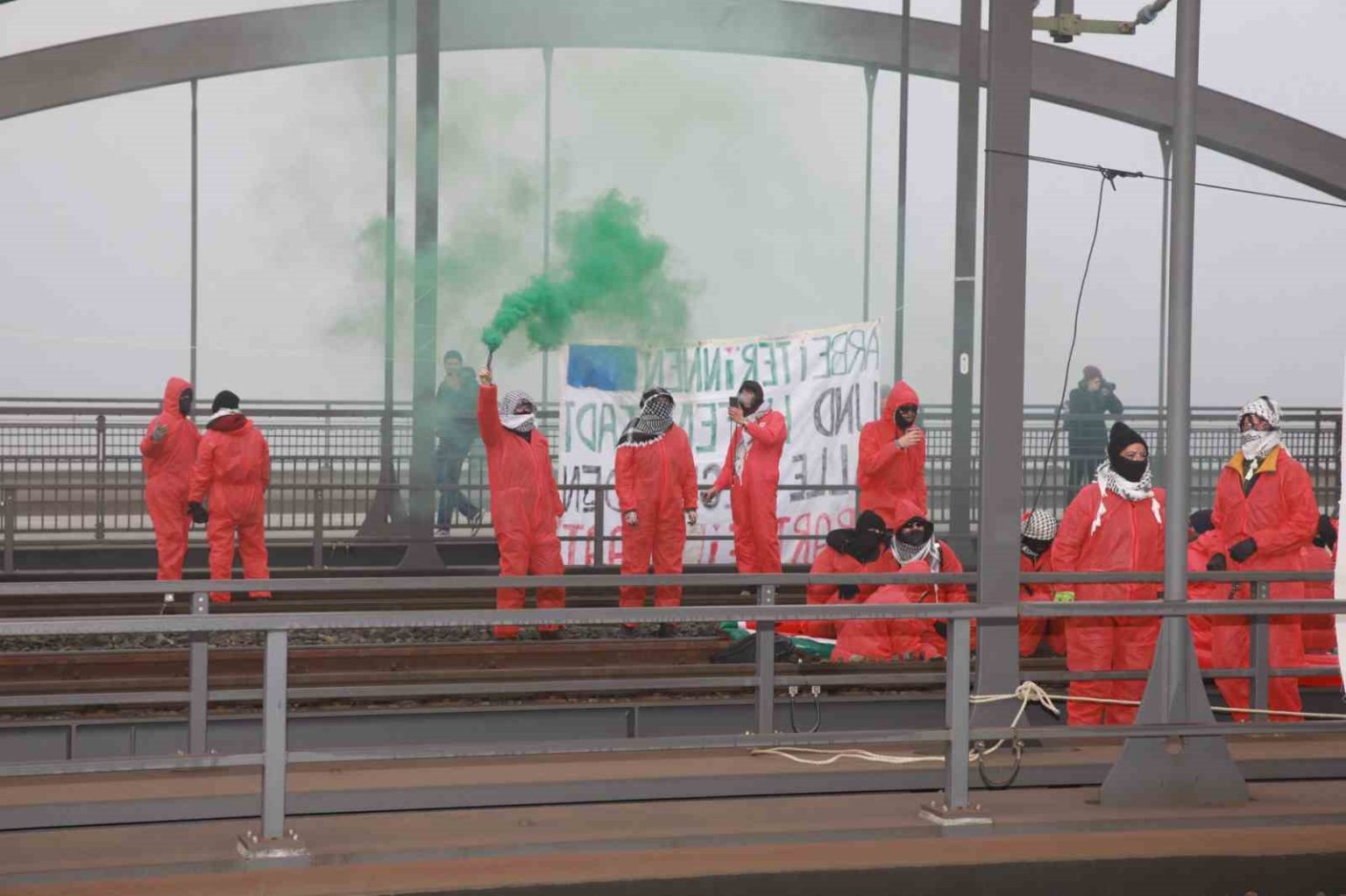 hamburg-limanini-kapatan-gostericiler-israile-silah-ihracatinin-durdurulmasi-cagrisi-yapti