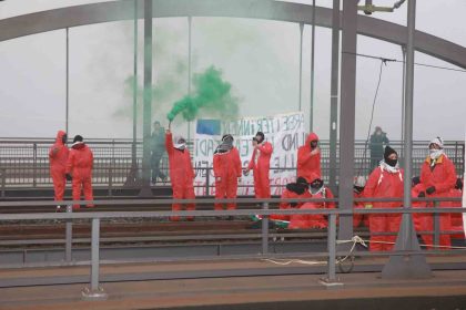 hamburg-limanini-kapatan-gostericiler-israile-silah-ihracatinin-durdurulmasi-cagrisi-yapti