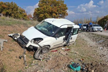 hisarcikta-takla-atan-aracin-surucusu-yaralandi