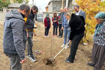 huyukte-evde-saglik-hizmetinden-yararlanan-yasli-hastalar-adina-fidan-dikildi