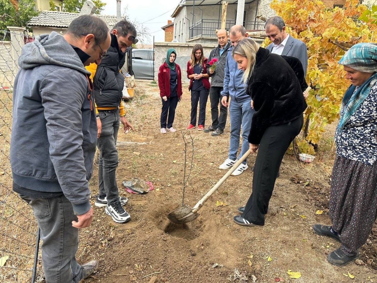 huyukte-evde-saglik-hizmetinden-yararlanan-yasli-hastalar-adina-fidan-dikildi