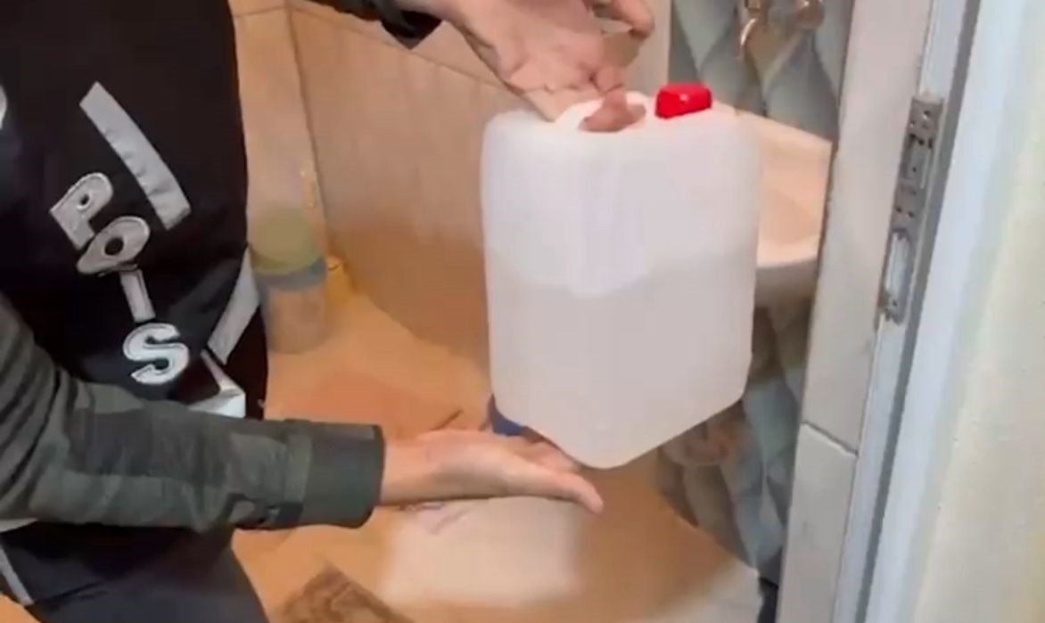 igdirda-sahte-alkol-operasyonu-85-litre-sahte-alkol-ve-ruhsatsiz-silah-ele-gecirildi