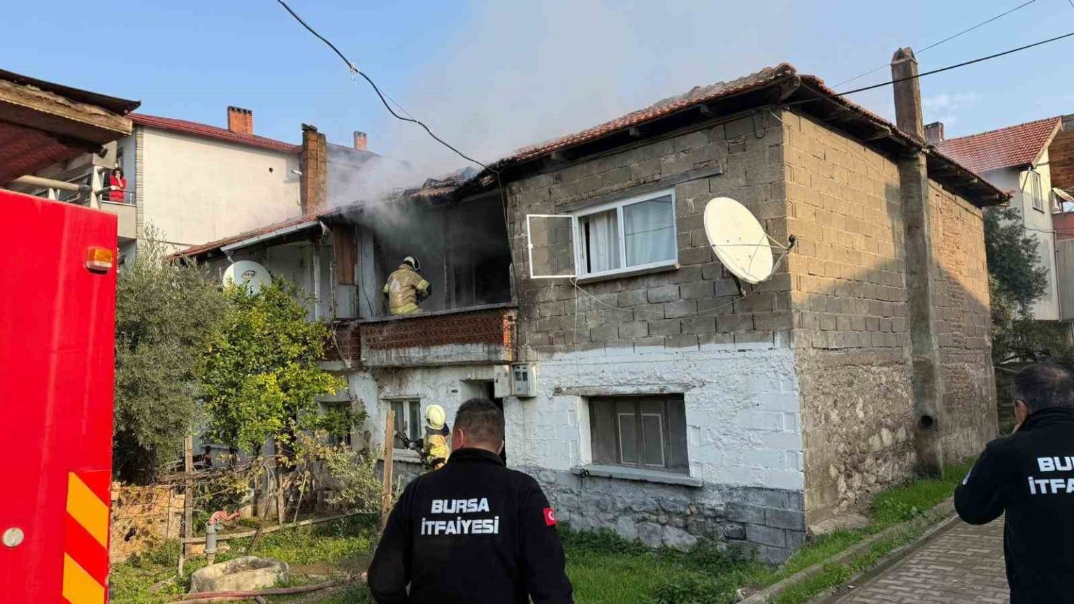 iki-katli-evde-yangin-panigi-mahalleyi-sardi