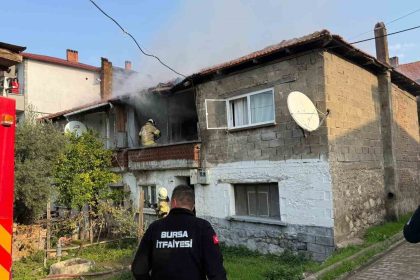 iki-katli-evde-yangin-panigi-mahalleyi-sardi