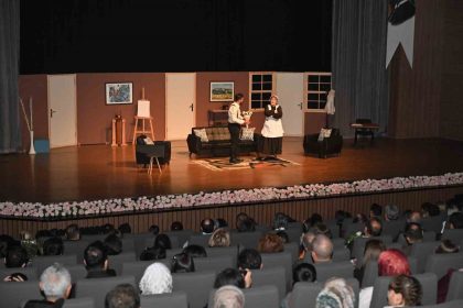 isparta-belediyesi-sehir-tiyatrolari-eyvah-yine-karisti-adli-komedi-oyunu-ile-perdelerini-acti