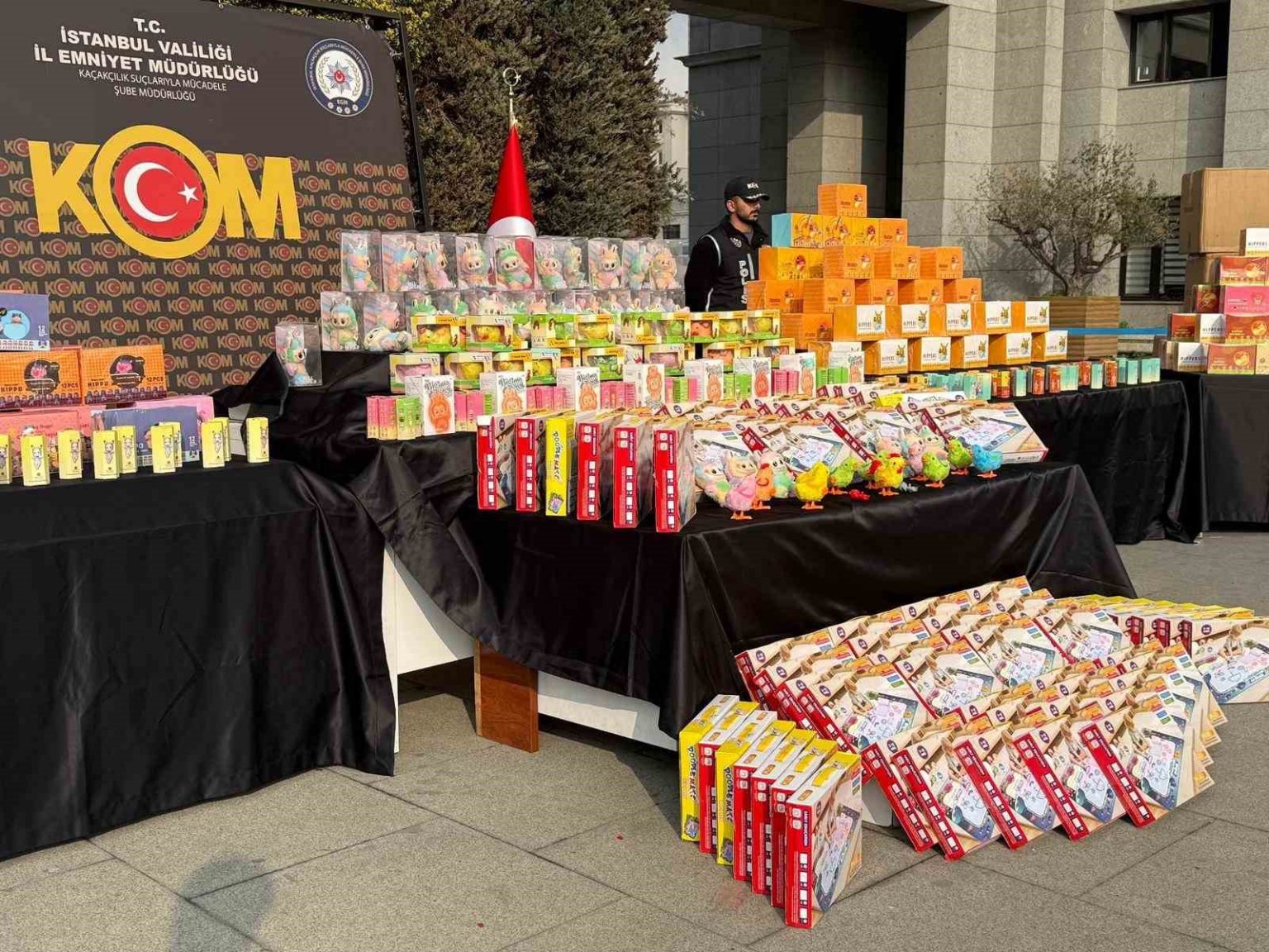 istanbulda-kacak-oyuncak-operasyonu-2-gozalti