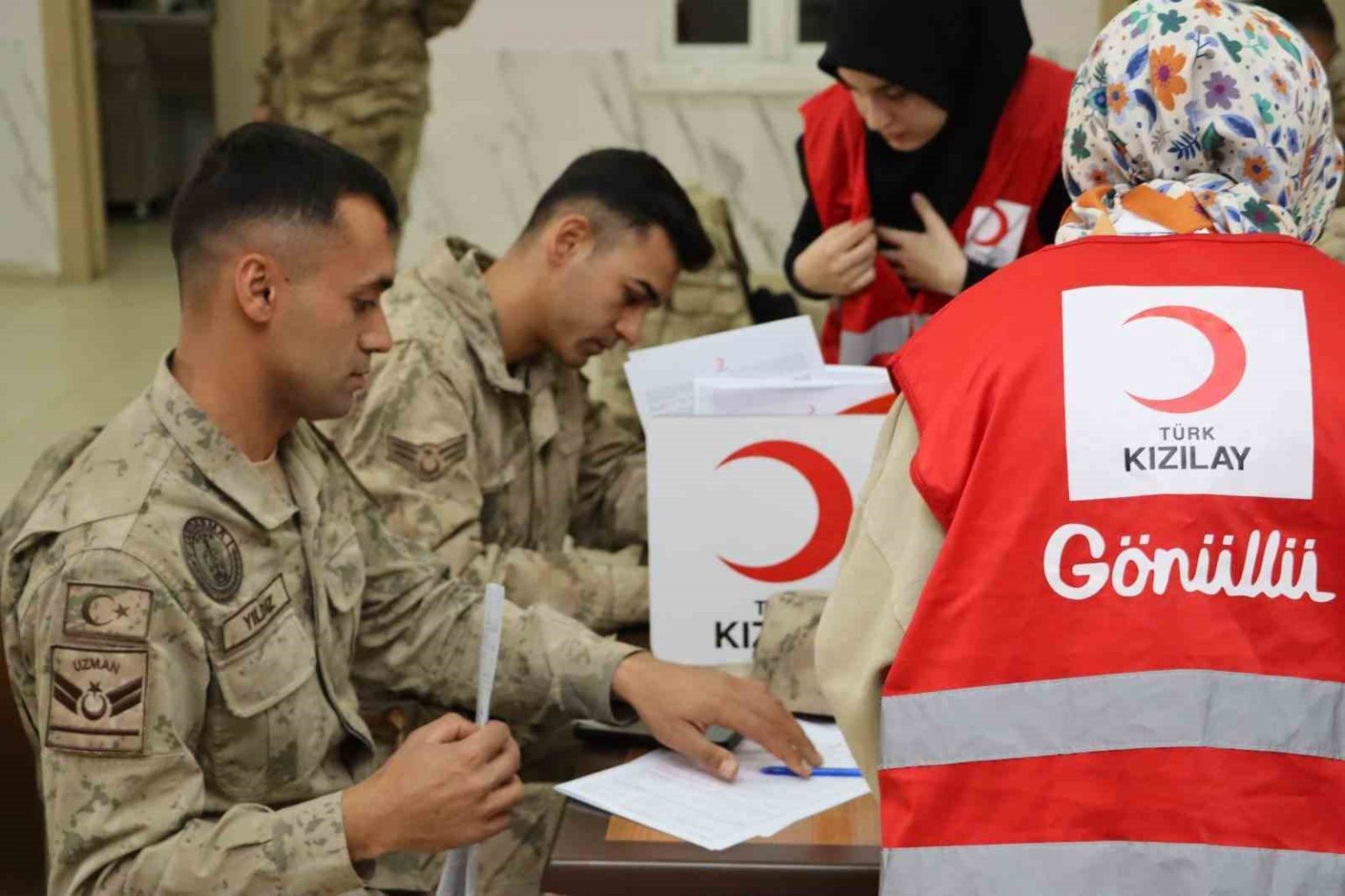 jandarma-personelinden-kizilaya-kan-bagisi-destegi