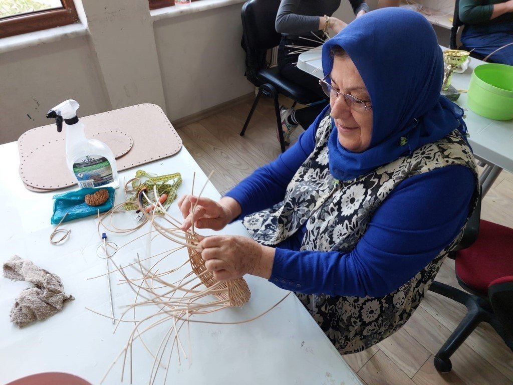 kar-mekte-uretken-eller-is-basinda