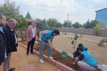 karacasu-belediyesinden-ogrenci-yurdu-bahcesine-yesil-dokunus