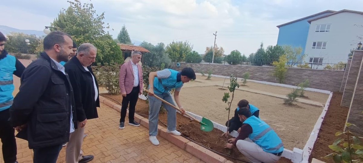 karacasu-belediyesinden-ogrenci-yurdu-bahcesine-yesil-dokunus