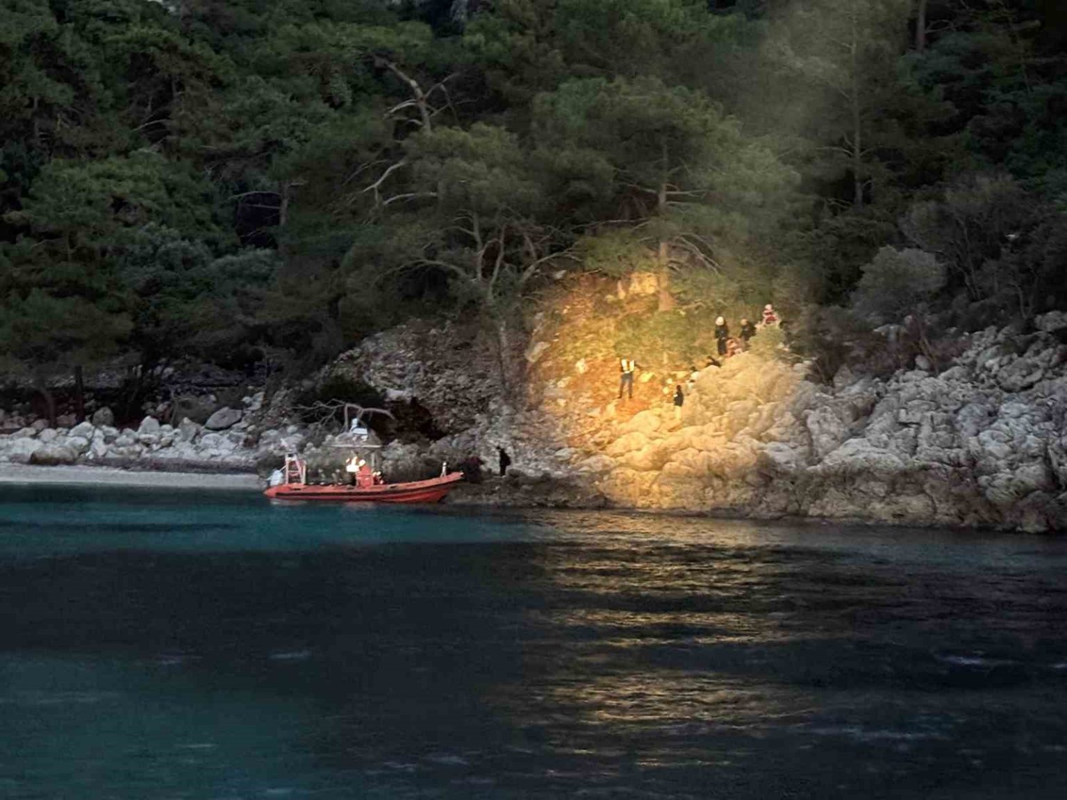 karadan-ulasim-olmayan-koyda-mahsur-kalan-duzensiz-gocmenler-kurtarildi