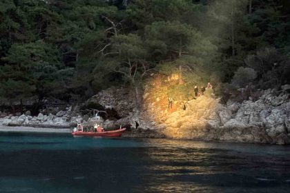 karadan-ulasim-olmayan-koyda-mahsur-kalan-duzensiz-gocmenler-kurtarildi