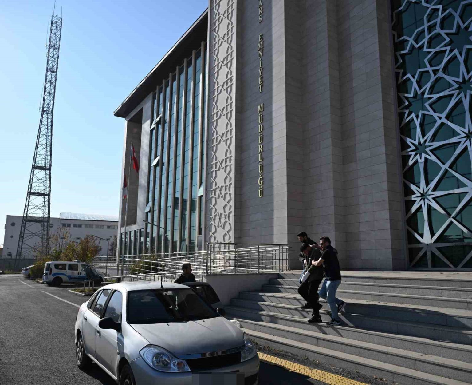 karsta-19-yil-hapis-cezasi-bulunan-dolandirici-yakalandi