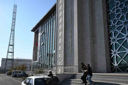 karsta-19-yil-hapis-cezasi-bulunan-dolandirici-yakalandi