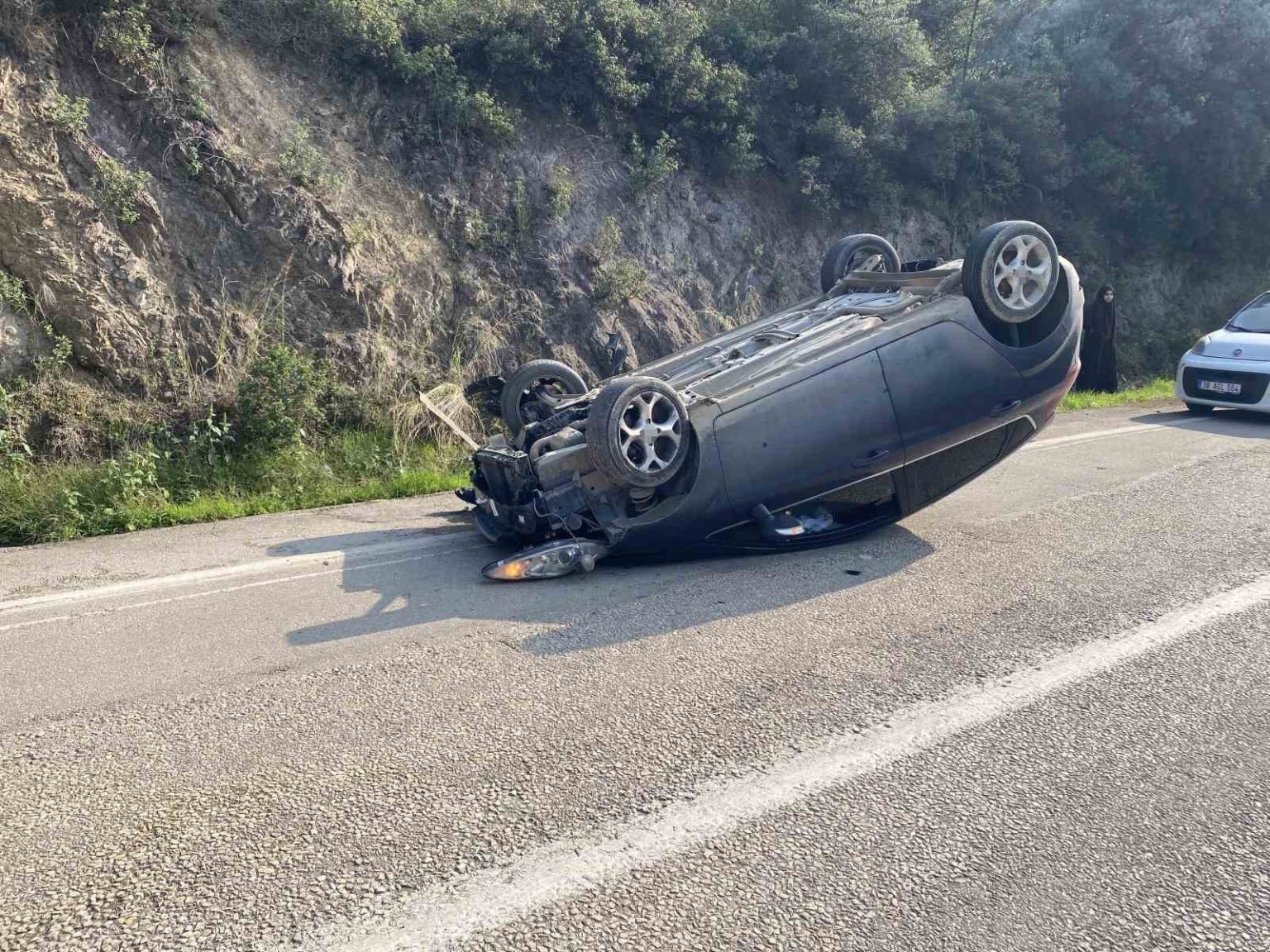 kayalara-carpan-otomobil-takla-atti-emniyet-kemeri-sayesinde-kurtuldular