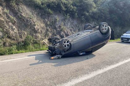 kayalara-carpan-otomobil-takla-atti-emniyet-kemeri-sayesinde-kurtuldular