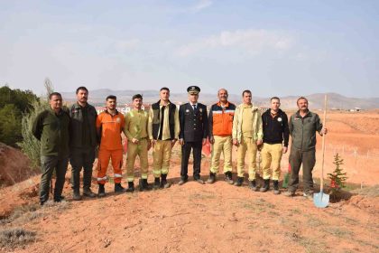 kirsehirde-sehitler-anisina-500-fidan-toprakla-bulustu