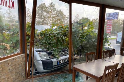 kocaelide-kontrolden-cikan-otomobil-dehset-sacti-1-olu-3-yarali