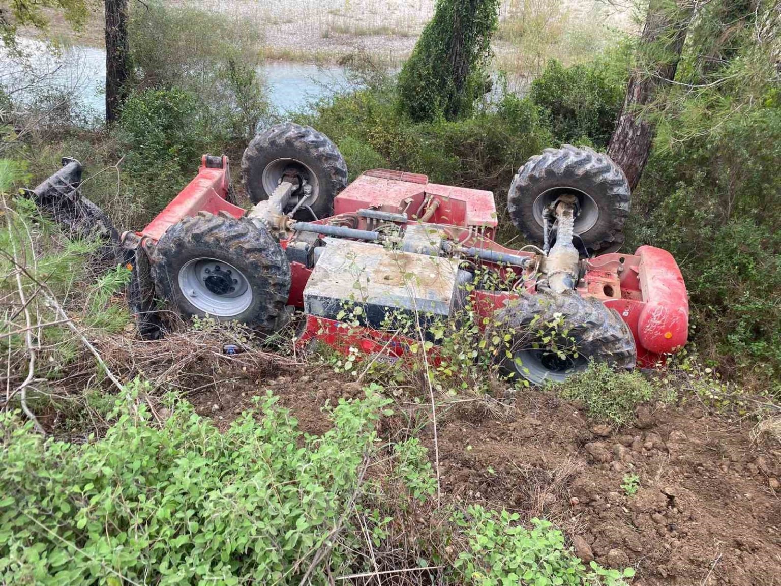 kontrolden-cikan-is-makinasi-sarampole-devrildi-1-yarali