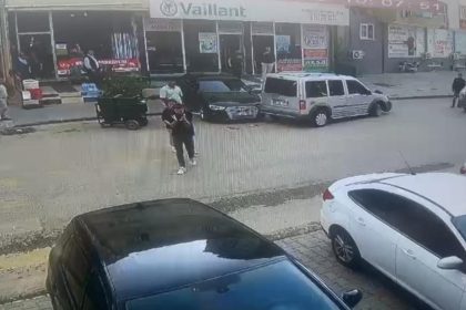 kontrolden-cikan-otomobil-park-halindeki-araca-carpti-temizlik-iscisi-son-anda-kurtuldu