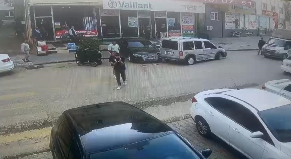 kontrolden-cikan-otomobil-park-halindeki-araca-carpti-temizlik-iscisi-son-anda-kurtuldu