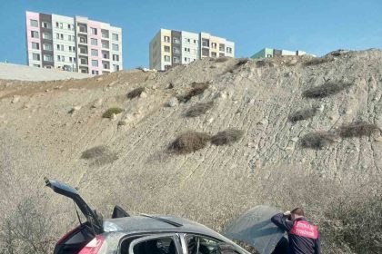 kontrolden-cikan-otomobil-yol-kenarina-savruldu-3-yarali