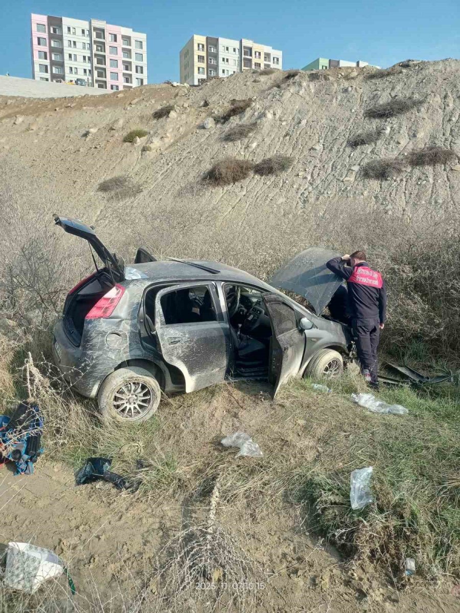 kontrolden-cikan-otomobil-yol-kenarina-savruldu-3-yarali