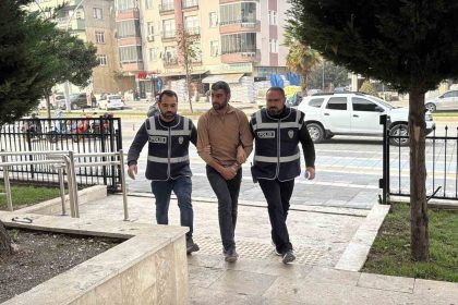 kullandigi-tirin-dorsesinde-11-kacak-gocmen-bulunan-surucu-tutuklandi