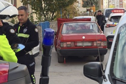 kutahyada-dur-ihtarina-uymayan-surucu-aracini-birakip-kacti