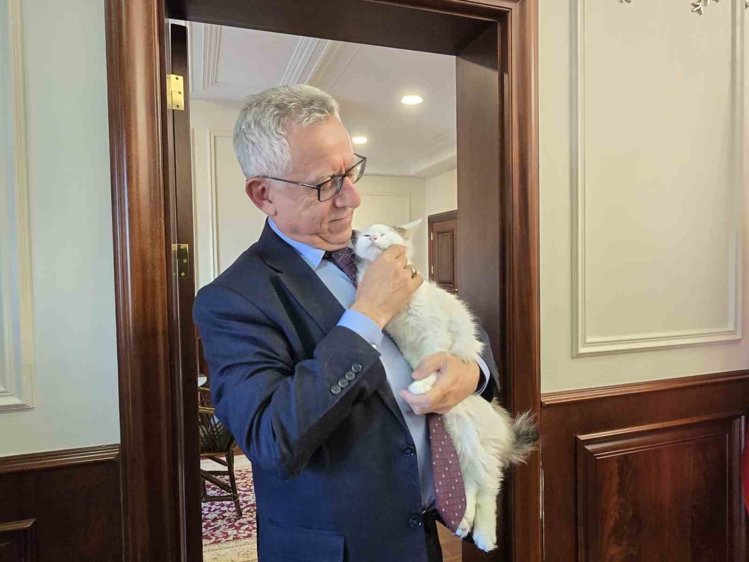 makaminda-kedi-besleyen-baskan-arslan-hayvan-dostu-projeleriyle-de-ornek-oluyor