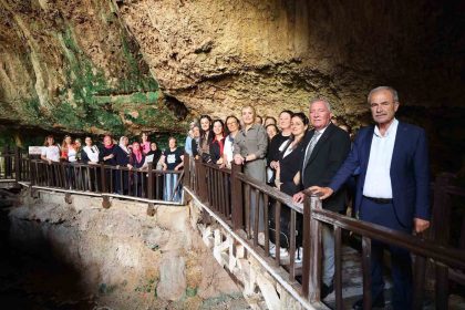 merkezefendili-kadinlar-pamukkale-ve-kaklik-magarasini-geziyor