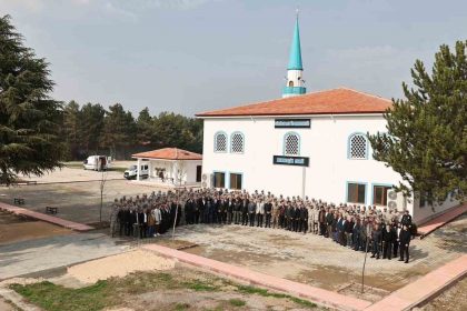 merzifon-5inci-ana-jet-ussunde-insa-edilen-mehmetcik-camii-ibadete-acildi
