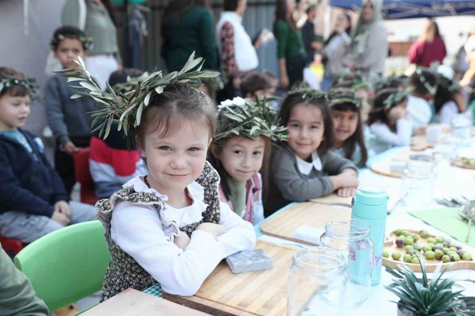 minik-eller-zeytinle-bulustu