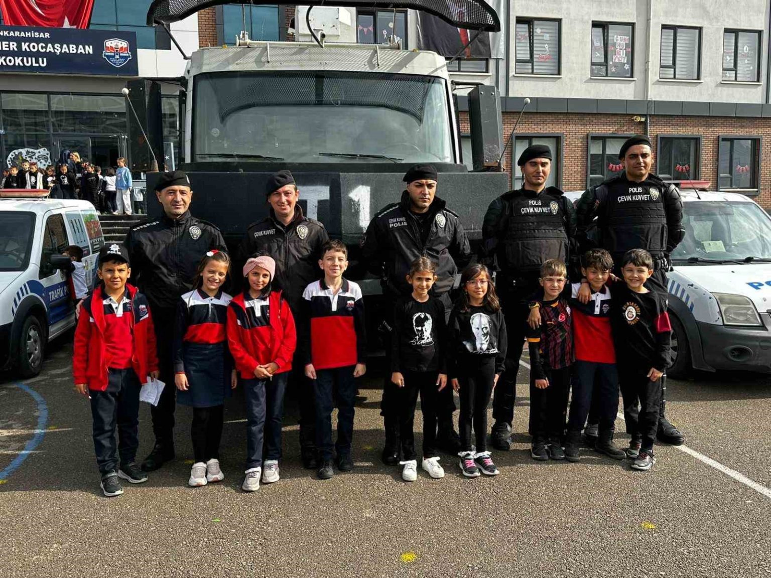 minik-kizin-baskanlik-vaadi-protokol-uyelerini-harekete-gecirdi