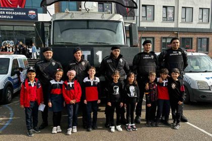 minik-kizin-baskanlik-vaadi-protokol-uyelerini-harekete-gecirdi