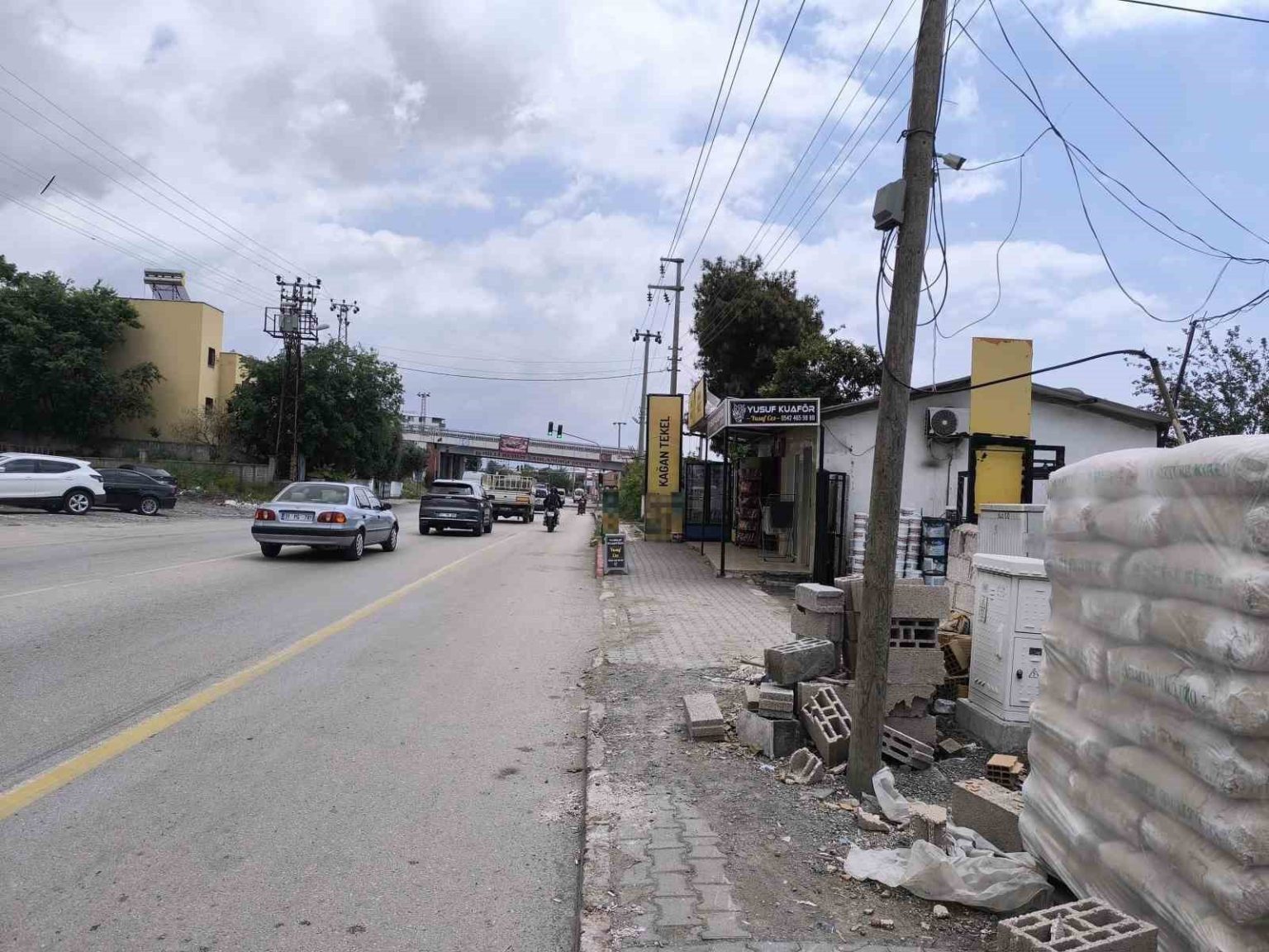 motosikletin-donus-yapmak-isteyen-otomobile-ok-gibi-saplandigi-anlar-kameraya-yansidi