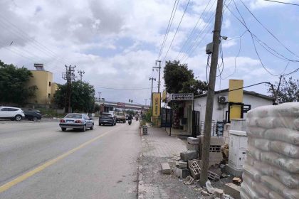 motosikletin-donus-yapmak-isteyen-otomobile-ok-gibi-saplandigi-anlar-kameraya-yansidi