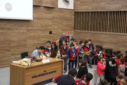 mugla-buyuksehir-belediyesi-pelin-gunesi-minik-okurlarla-bulusturdu