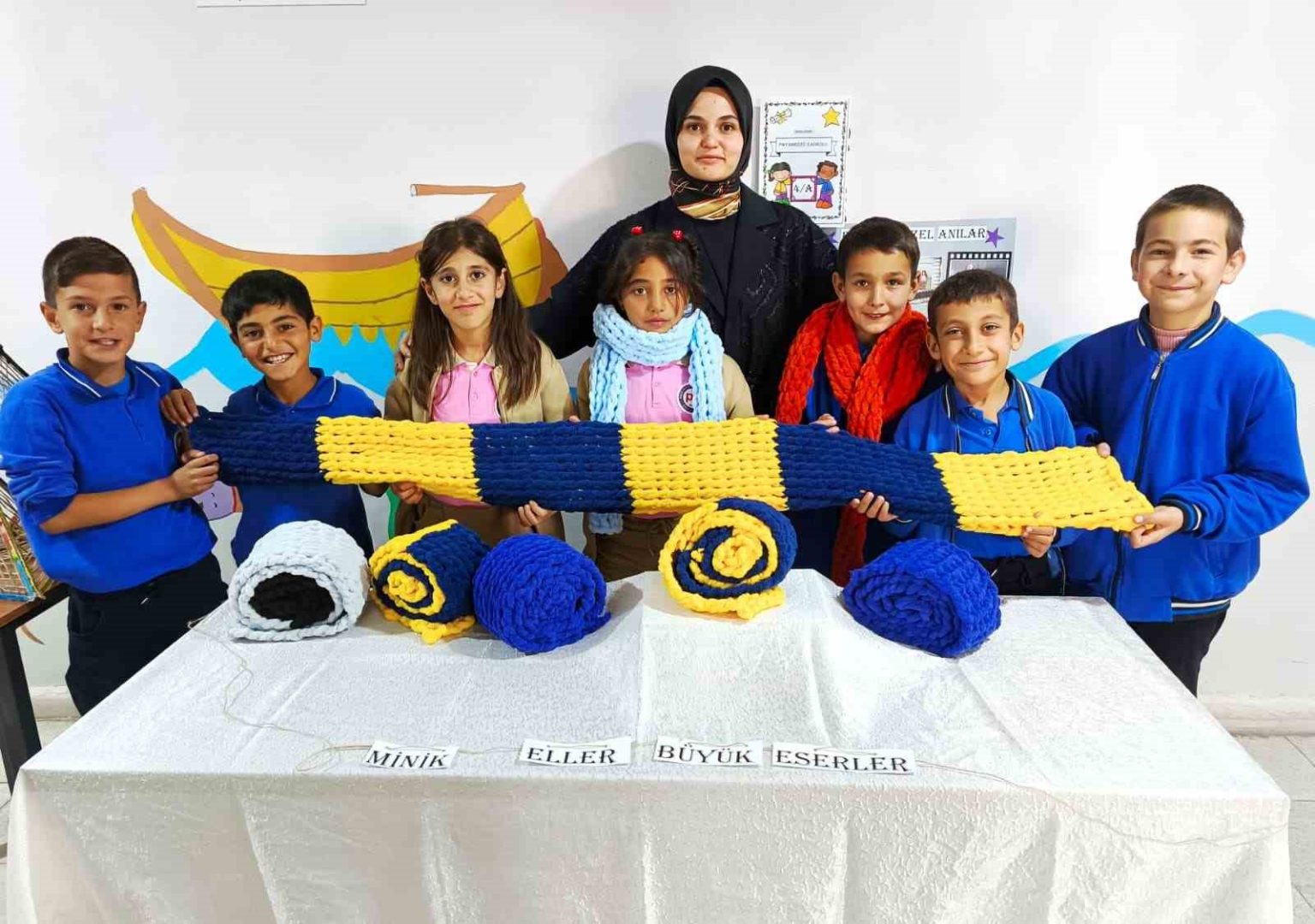 ogrenciler-kendi-atkilarini-orerek-kisa-hazirlaniyor