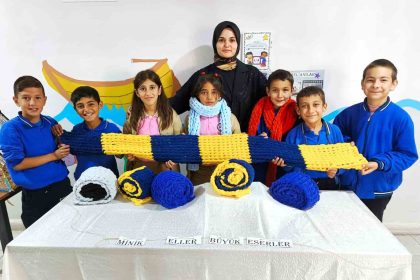 ogrenciler-kendi-atkilarini-orerek-kisa-hazirlaniyor