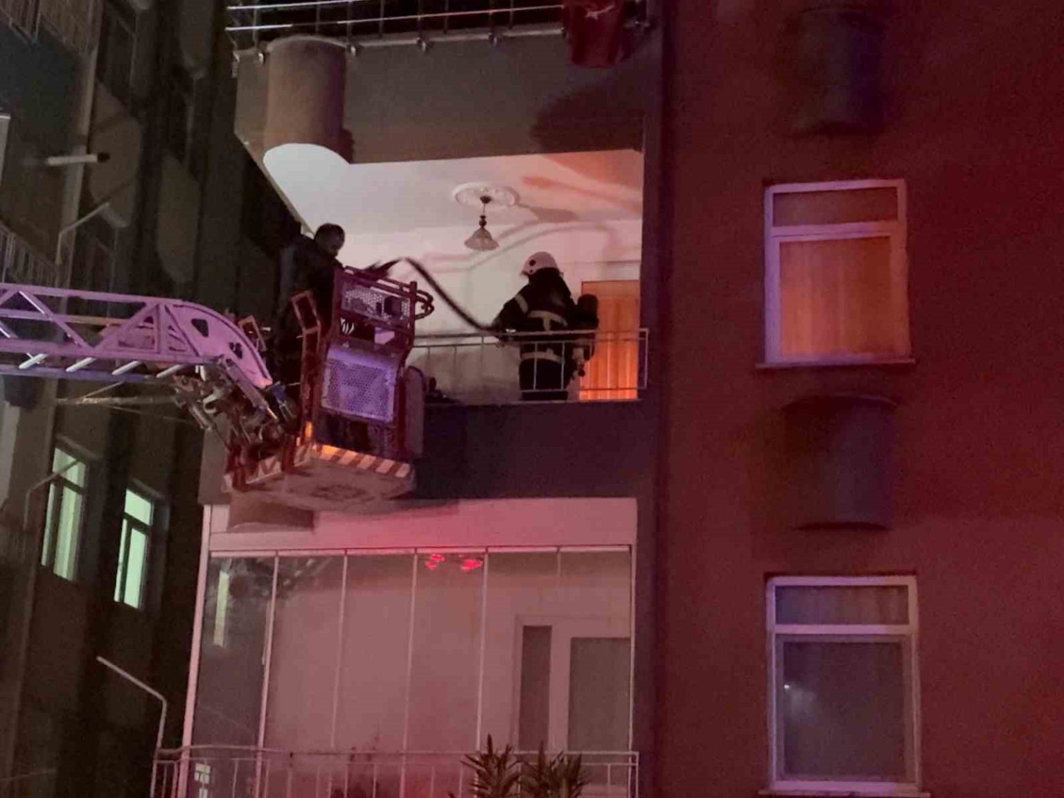 orduda-yanginda-evde-mahsur-kalan-cocugu-ekipler-kurtardi