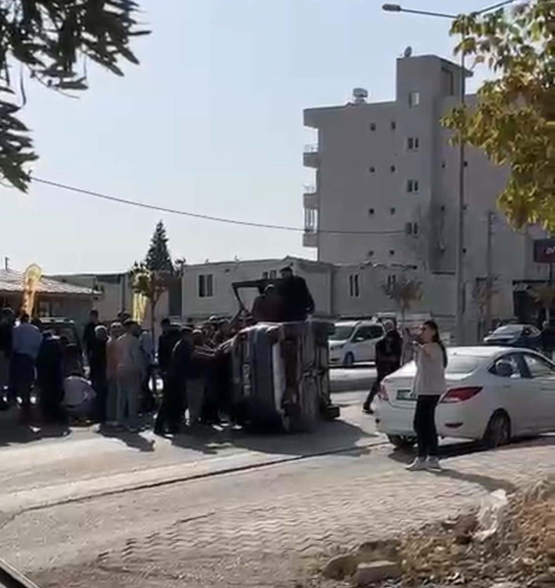 otomobille-carpisan-arac-devrildi-1-yarali