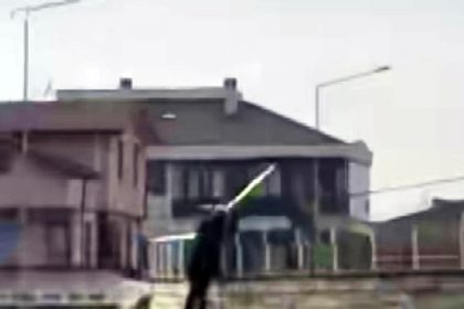 parkta-hayrete-dusuren-goruntu-korkuluklari-tek-tek-soktu